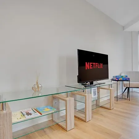 شقة King Size Bed, Flat Screen Tv, Board Games And Books