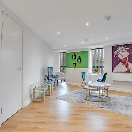 King Size Bed, Flat Screen Tv, Board Games And Books ليدز