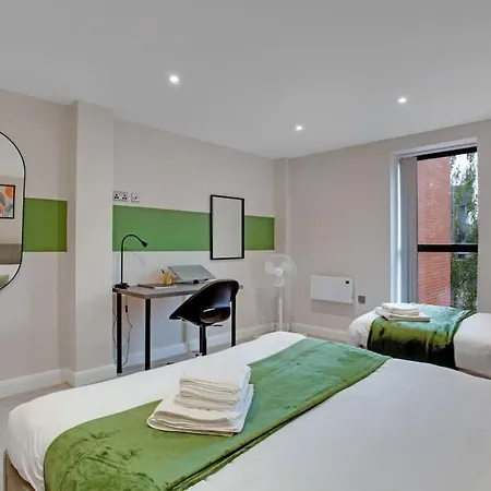 King Size Bed, Flat Screen Tv, Board Games And Books ليدز