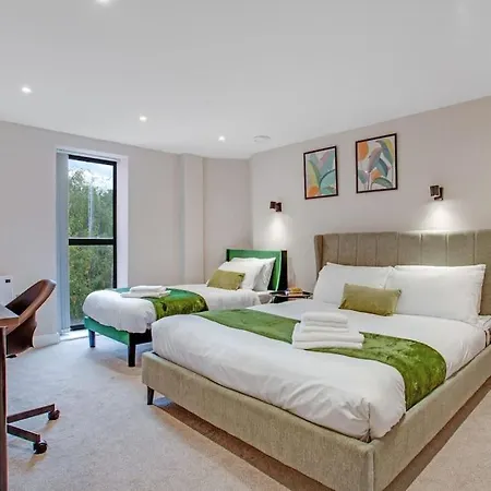 King Size Bed, Flat Screen Tv, Board Games And Books ليدز